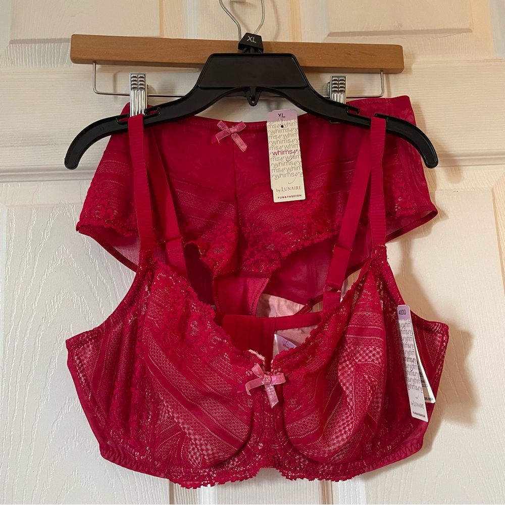 Women’s Lace Underwire Bra & Brief Set in Fuchsia